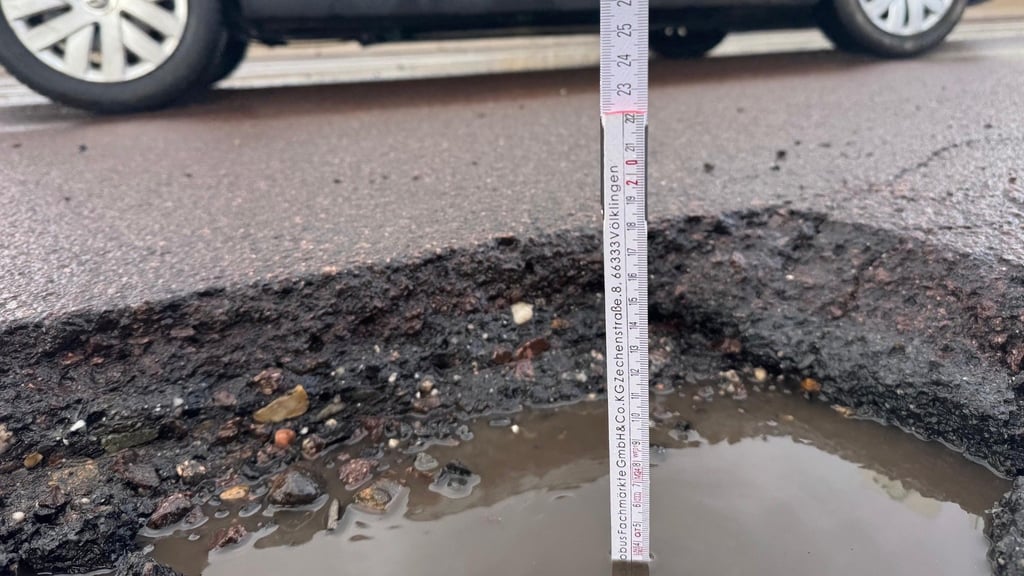 Ein ganz gefährliches Schlagloch lauert in der Volkmannstraße an der Nordausfahrt des Riebeckplatzes.