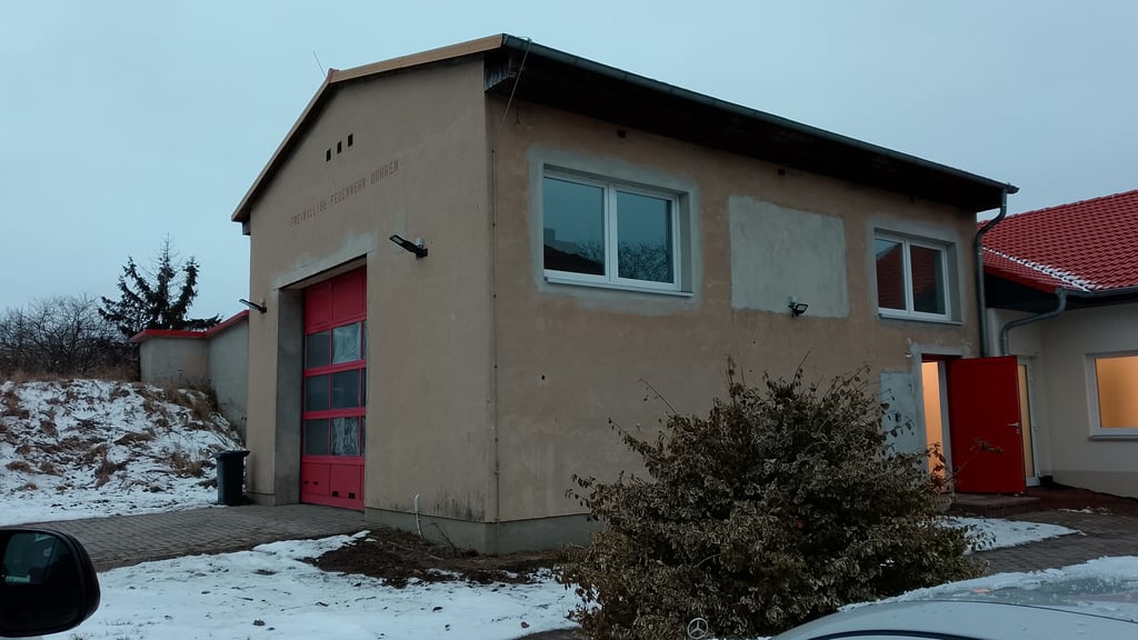 Rechts geht es rein: Das Feuerwehrgerätehaus in Döhren hat einen Anbau bekommen, in dem nun auch das Dorfleben Einzug halten soll. 