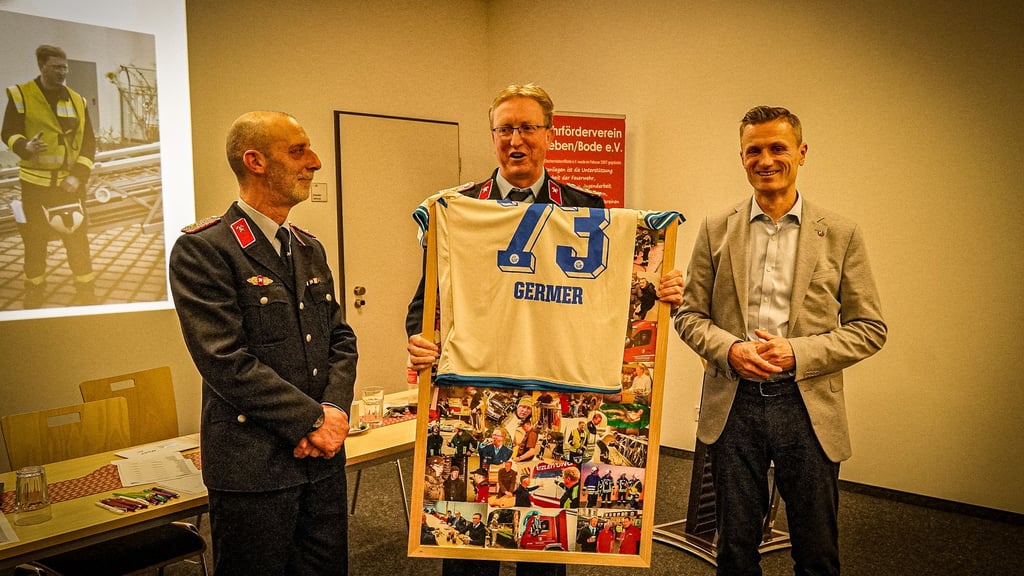 Emotionaler Abschied: Nach 30 Jahren im Feuerwehrdienst verabschieden Ortswehrleiter Carsten Loof (links) und Bürgermeister Benjamin Kanngießer (rechts) Matthias Germer (Mitte) aus der Einsatzabteilung.