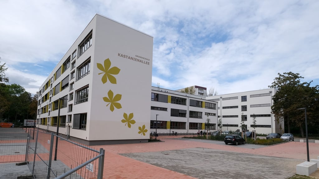 Blick auf die Grundschule Kastanienallee: Neue Ausstattung aus Fördermitteln soll den Schulalltag für Schüler und Lehrer verbessern.