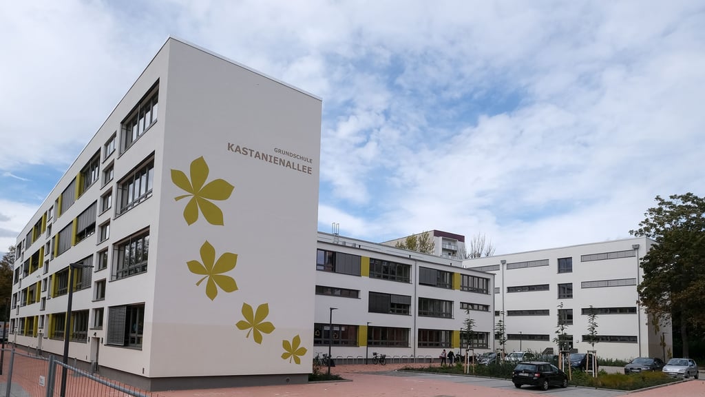Blick auf die Schule Kastanienallee. Sie soll unter anderem neue Ausstattung bekommen.