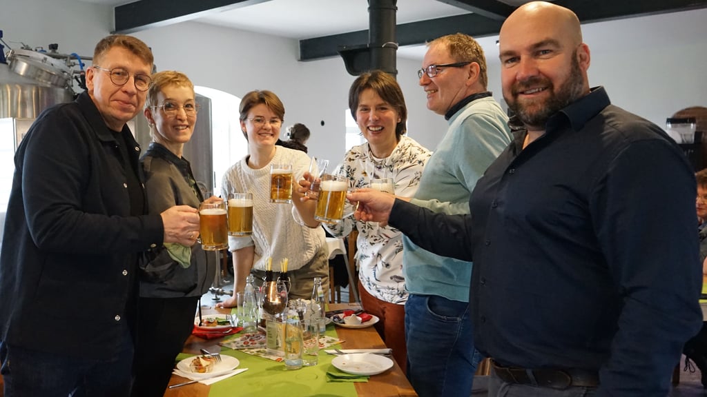 Nico und Odette Wolff (v.l.), Clémence Curial sowie Evamaria und Matthias Schmeier stoßen mit Braumeister Christian Eckart an.