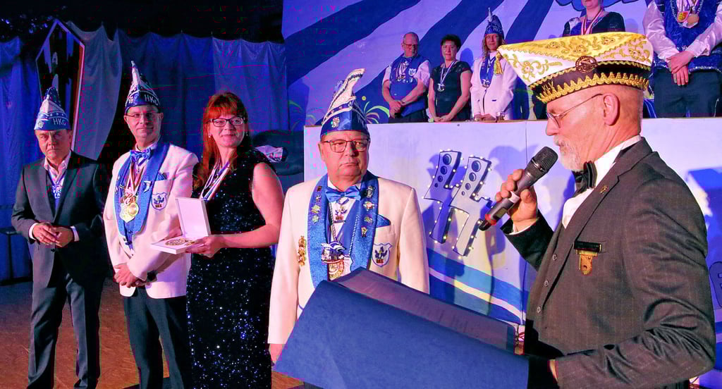 Uwe Gäbelein (2. von rechts) erhält aus den Händen von Ulf Lehnert, Vizepräsident des Karneval-Landesverbandes Sachsen-Anhalt, den Verdienstorden des Bundes Deutscher Karneval in Gold mit Brillanten.