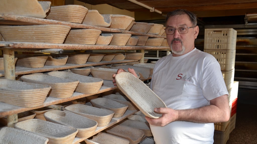 Ausgedient: Bäckermeister Ingo Scholz in Hecklingen wird am Sonnabend letztmalig diese Brotformen aus Weidenrohr beziehungsweise Pappmaschee in die Hand nehmen.