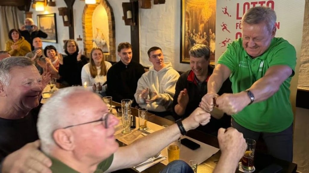 SV-Halle-Präsident Hardy Gnewuch (r.) jubelt gemeinsam mit Trainerlegende Wolfgang Kühne (vorne).