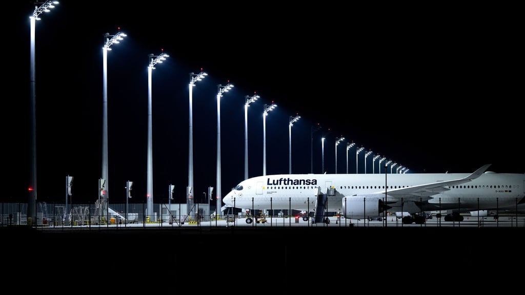 Am Münchner Flughafen mussten Passagiere über Nacht in mehreren Lufthansa-Maschinen ausharren. (Symbolbild)