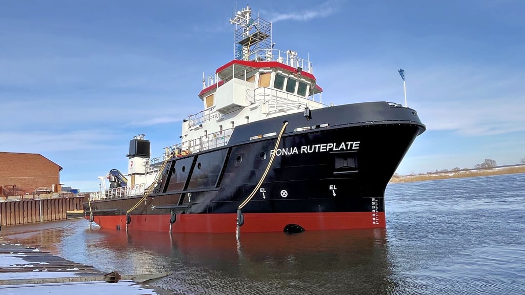 Dieses Spezialschiff liegt nach dem Stapellauf in der Elbe vor Tangermünde. Ein kurzzeitig gestiegener Pegel machte die Taufe möglich. 