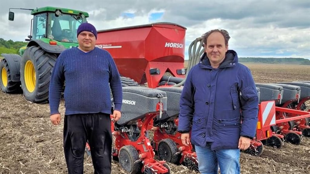 Landwirt Mathias Michael (rechts) mit einem Mitarbeiter bei der Aussaat von Mais in der Ukraine.