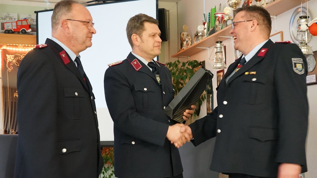 Stellvertretender Ortswehrleiter Falko Söchtig (v.l.) und Ortswehrleiter Andy Opitz danken Marek Görges für seinen Einsatz für die Jugendfeuerwehr.
