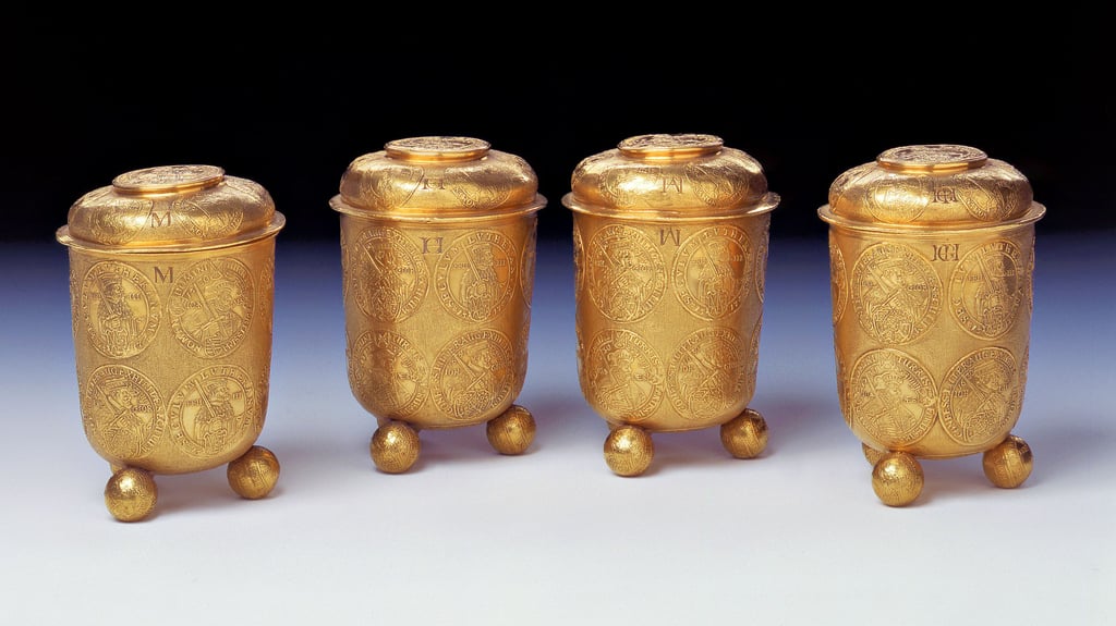 Jedem seiner Söhne schenkte Kurfürst Johann Georg I. 1637 einen dieser Münzbecher. Einer war zeitweise in Merseburg.