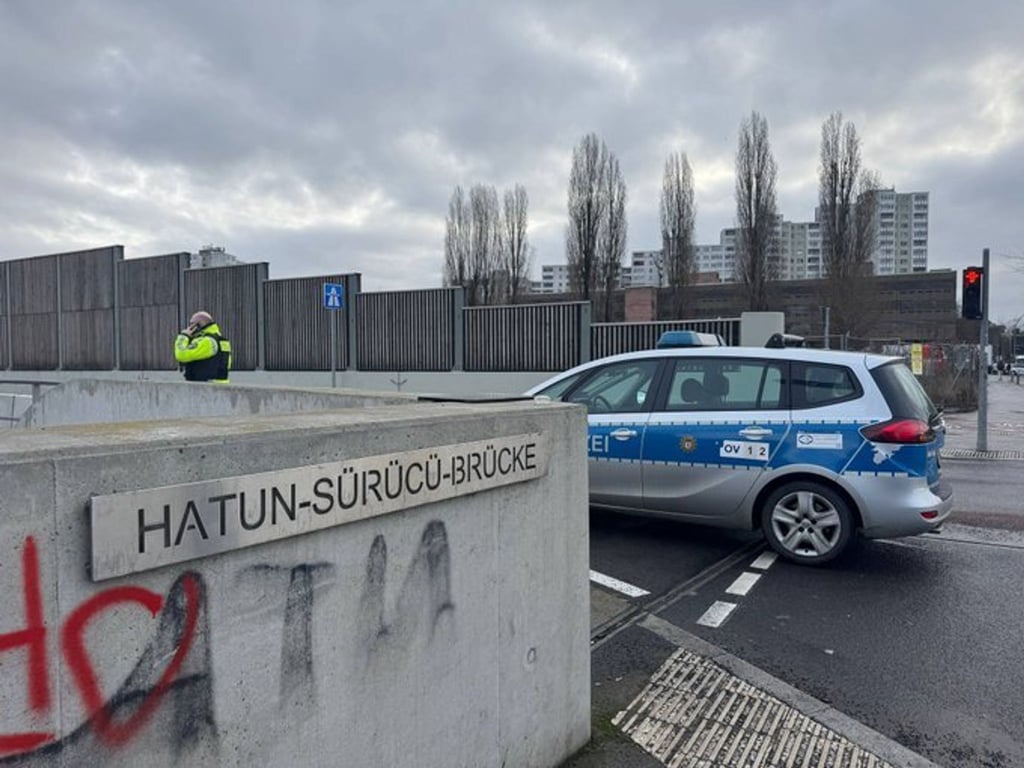 Ein Polizeiwagen steht an der Hatun-Sürücü-Brücke in Berlin.