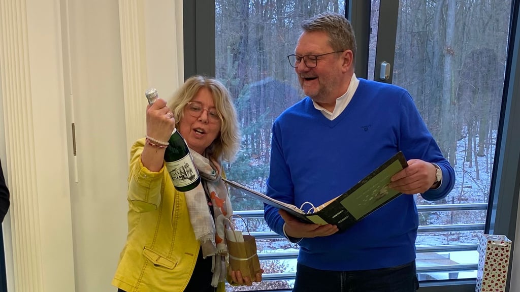 Petra Wurzel, Pflegedirektorin, verabschiedet Dr. Ulrich Sandmann, ehem. stellvertretender Ärztlicher Direktor und ehem. Chefarzt Akutpsychiatrie, mit einem Wein. 