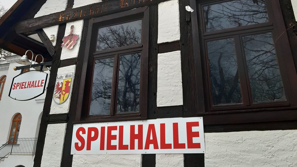 Die Werbung am historischen Kutscherhaus.