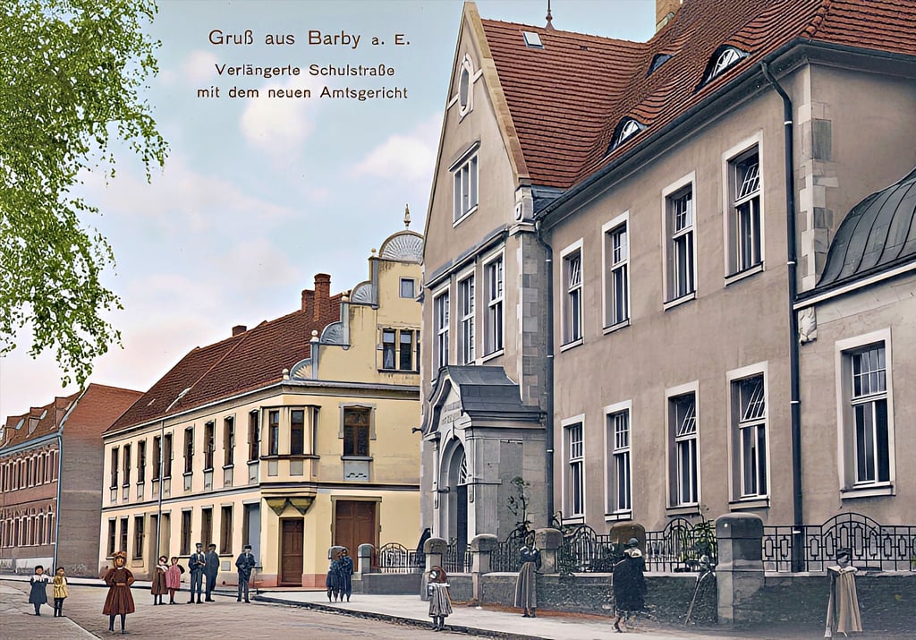 Diese kolorierte Ansichtskarte zeigt das Barbyer Amtsgericht kurz nach seiner Fertigstellung  1909. Das Gebäude hat eine facettenreiche Geschichte hinter sich. Aktuell wird in Barby überlegt, wie man es nutzen sollte. 