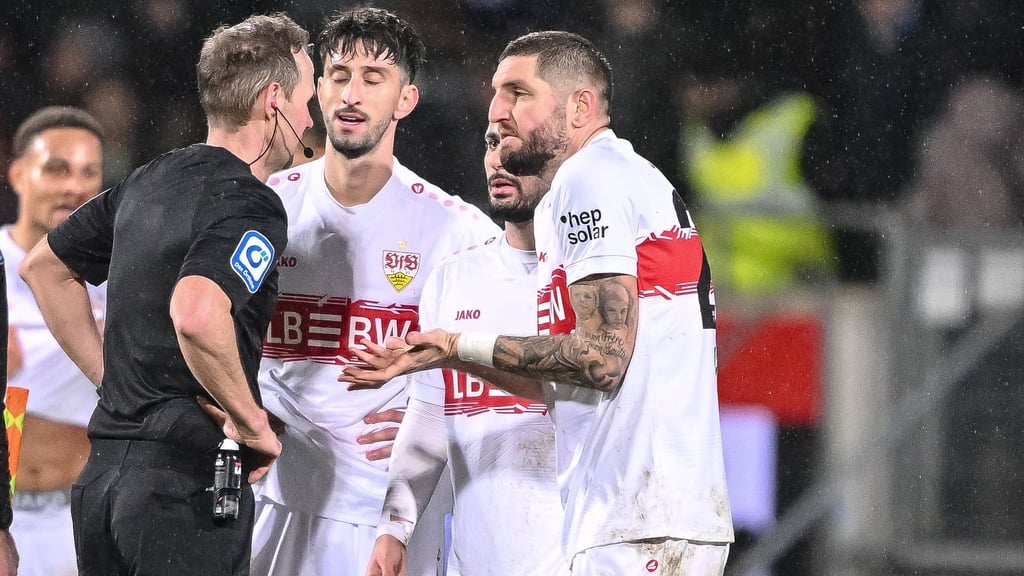 Die Stuttgarter Profis machten ihrem Unmut über die Schiedsrichter-Entscheidungen Luft.