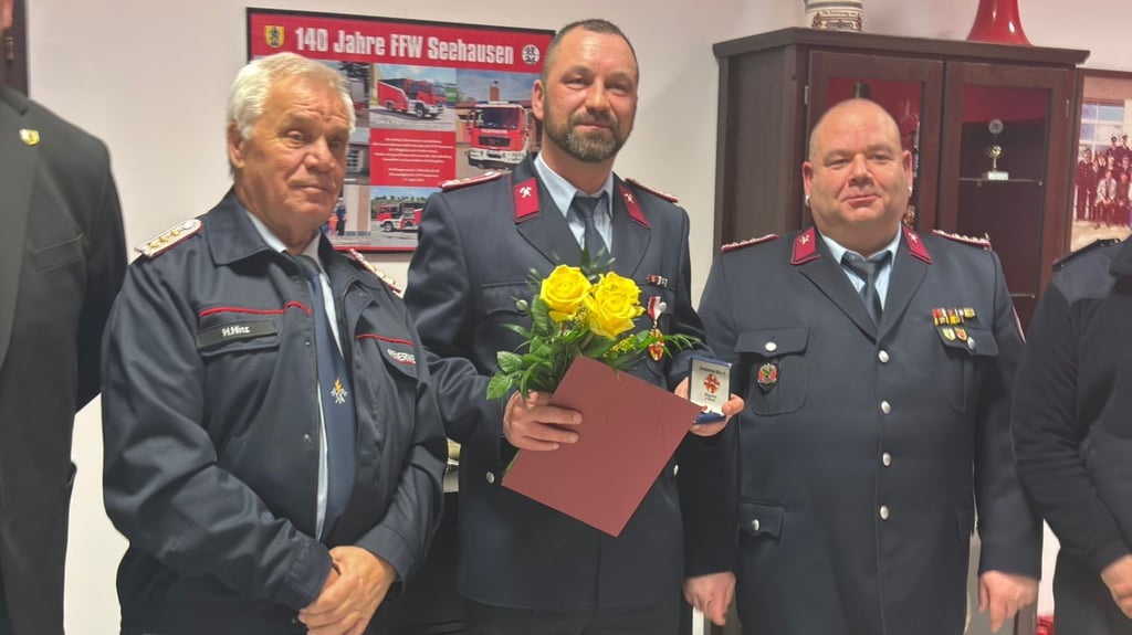 Mit dem Ehrenkreuz wurde der Seehäuser Enrico Kliemann (Mitte) von Harald Hinz (links/Kreisfeuerwehrverband), und dem stellvertretenden Wehrleiter Gerrit Jäschke ausgezeichnet.