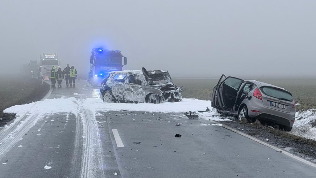 Blick auf die Unfallstelle. Zwei Kleinwagen waren im dichten Nebel zusammengestoßen. 