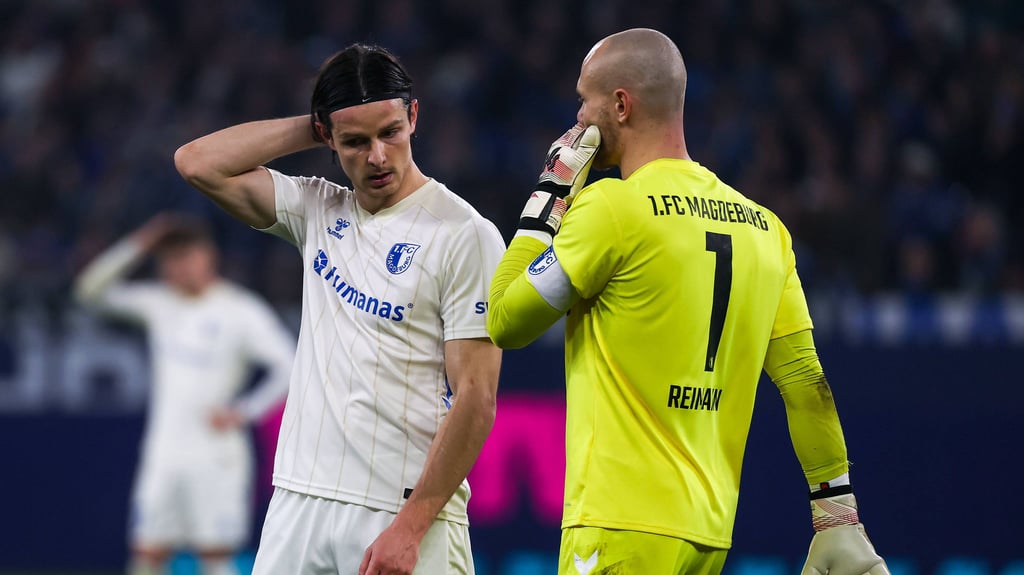 Der 1. FC Magdeburg taumelt: Jean Hugonet (l.) und Dominik Reimann wurden auf Schalke von den Vorderleuten allein gelassen.