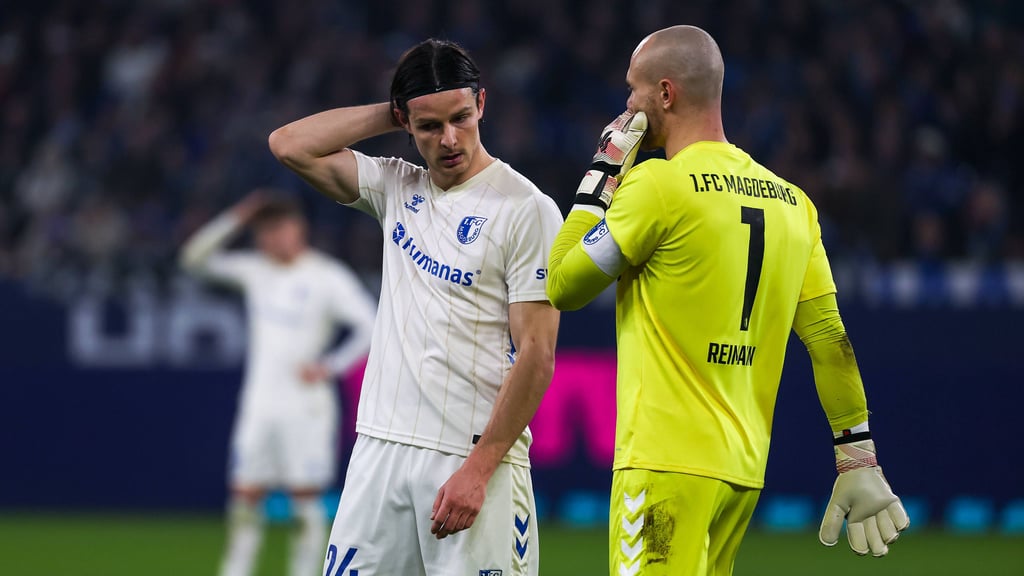 Der 1. FC Magdeburg taumelt: Jean Hugonet (l.) und Dominik Reimann wurden auf Schalke von den Vorderleuten allein gelassen.
