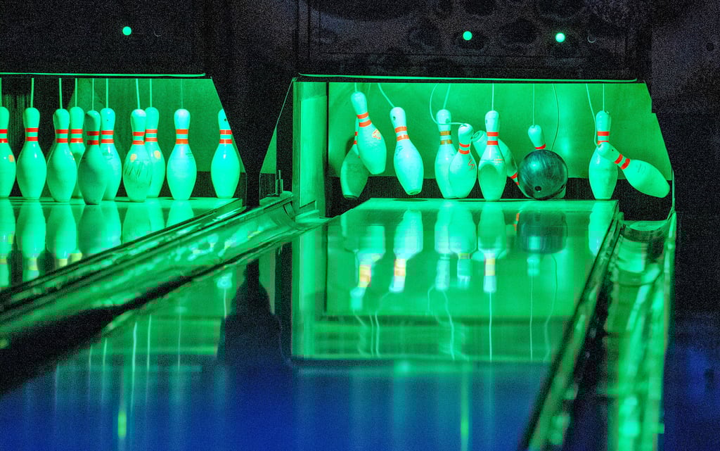 Elektrisch und mithilfe eines Seils werden die Pins im Naumburger Bowlingcenter nach einem erfolgreichen Wurf wieder aufgerichtet. 