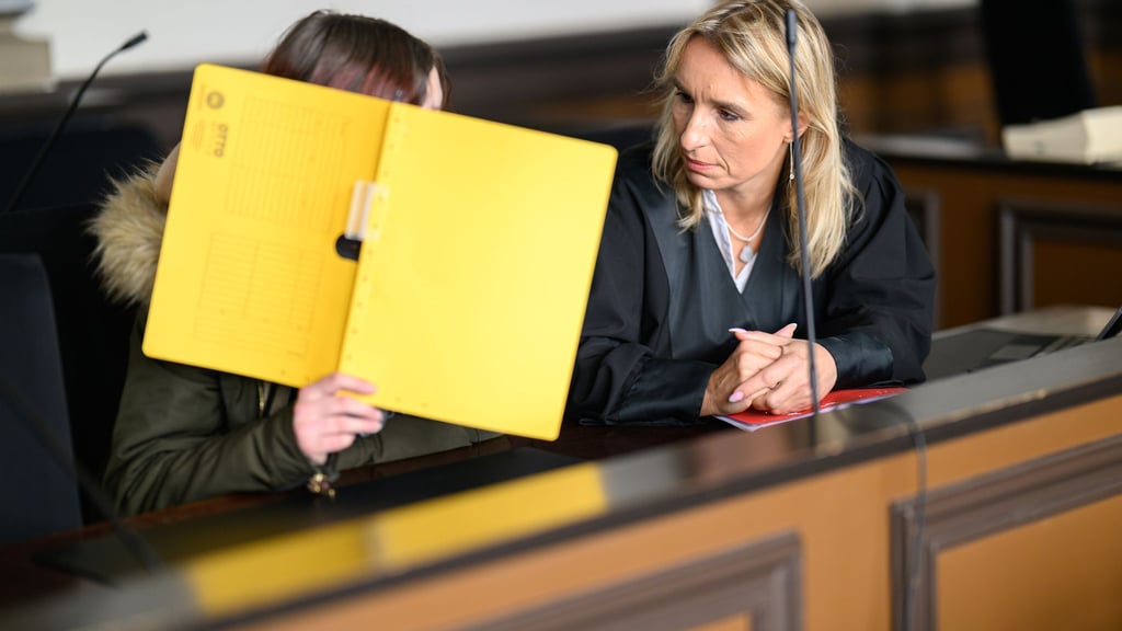 Die Staatsanwaltschaft wirft der 33-jährigen Angeklagten Totschlag durch Unterlassen vor.