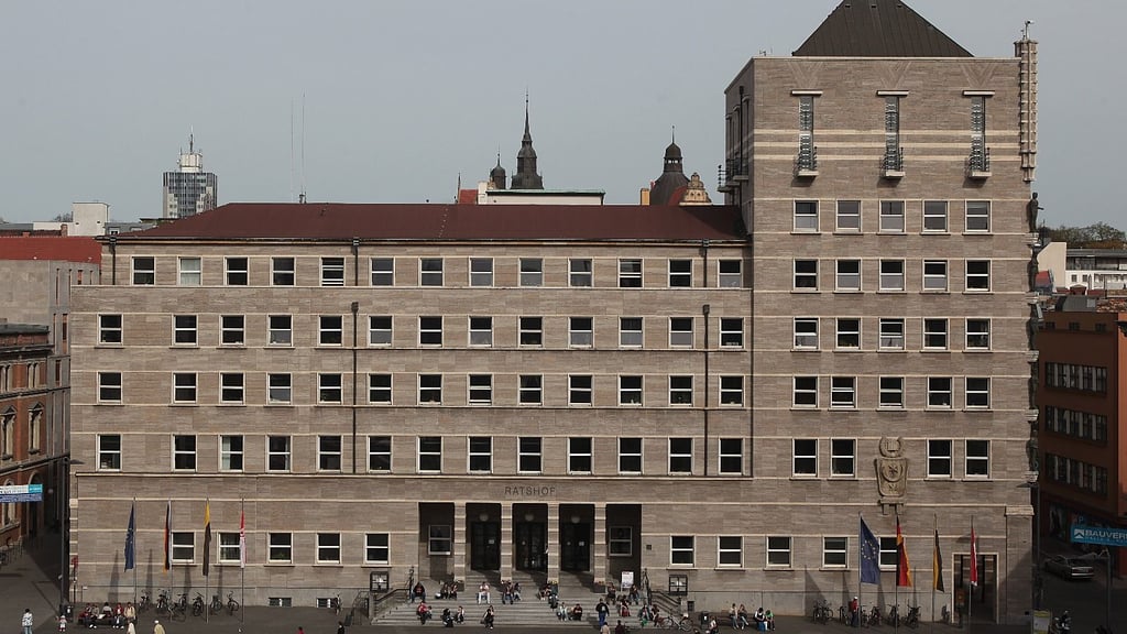 Der Ratshof am Marktplatz in Halle - Sitz des Oberbürgermeisters der Stadt