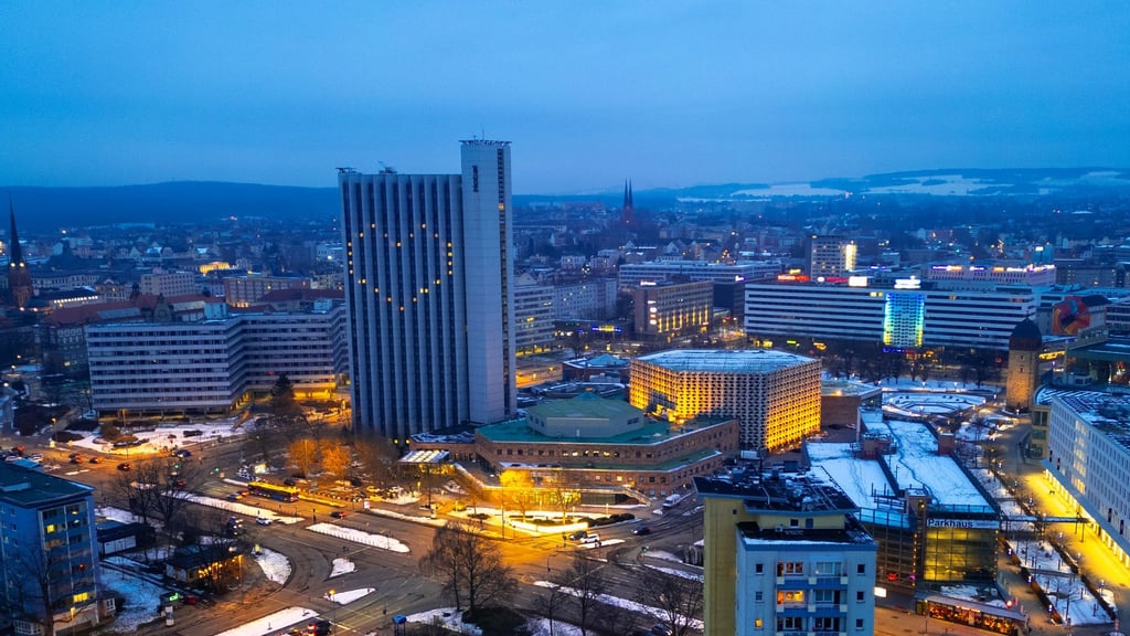 Das Chemnitzer Congress Hotel prägt seit den 1970er Jahren das Stadtbild. Doch hat das rund 100 Meter hohe Gebäude eine Zukunft als Hotel? (Archivbild)