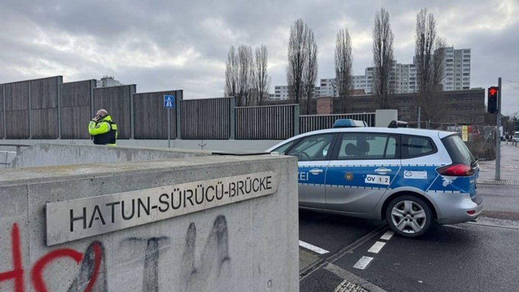 Ein Polizeiwagen steht an der Hatun-Sürücü-Brücke in Berlin.