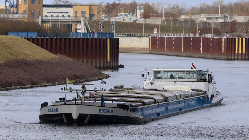 Das Motorschiff „ENJA-D“ aus den Niederlanden fährt nach der Eis-Sperre als eines der ersten wieder auf dem Mittellandkanal bei Magdeburg.