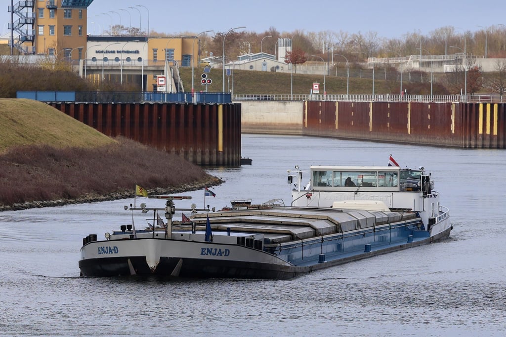 Das Motorschiff „ENJA-D“ aus den Niederlanden fährt nach der Eis-Sperre als eines der ersten wieder auf dem Mittellandkanal bei Magdeburg.