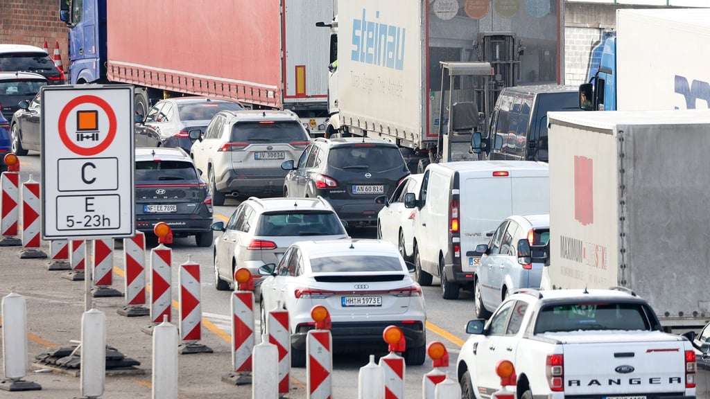 Ein Warnstreik führt erneut zu Verzögerungen am Elbtunnel. (Archivbild)