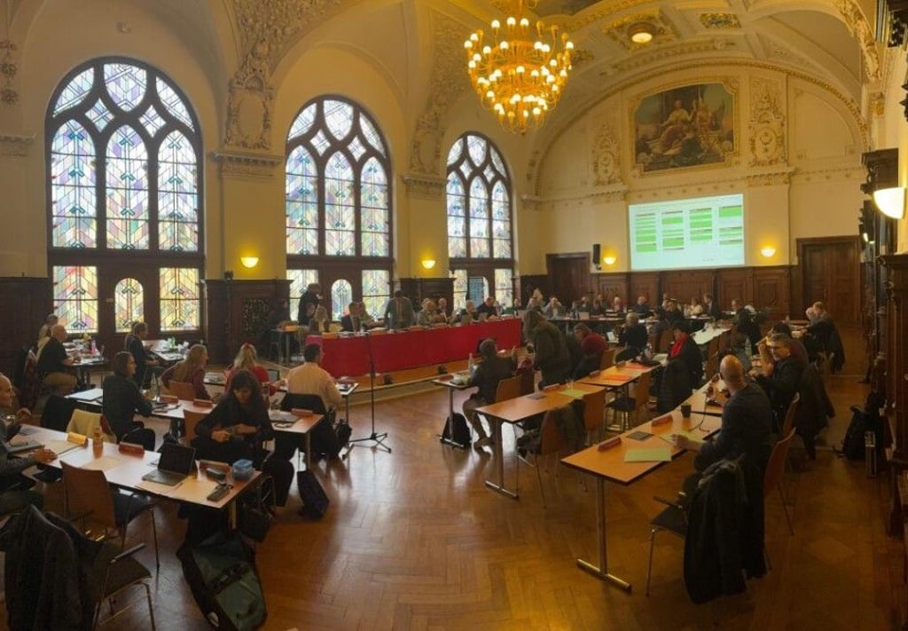 Im Festsaal des Stadthauses tagt der Rat - hinter den Wänden sieht es aber nicht so festlich aus.