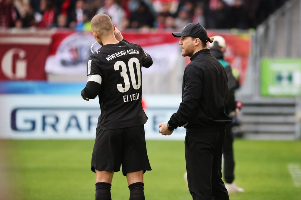 In der Krise: Trainer Eugen Polanski (r) spricht mit Nico Elvedi.