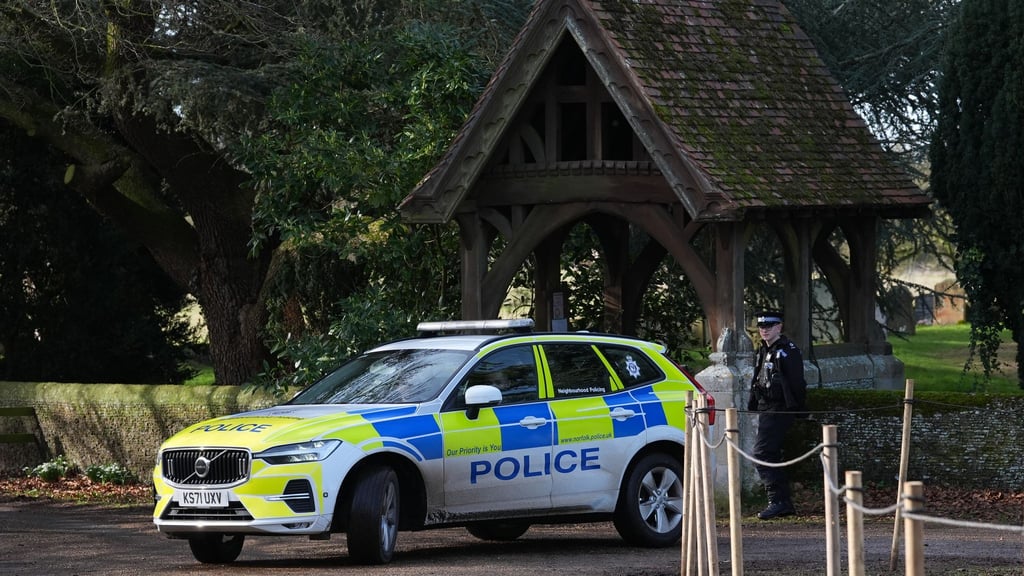 Die Polizei führt ihre Ermittlungen gegen Andrew fort.