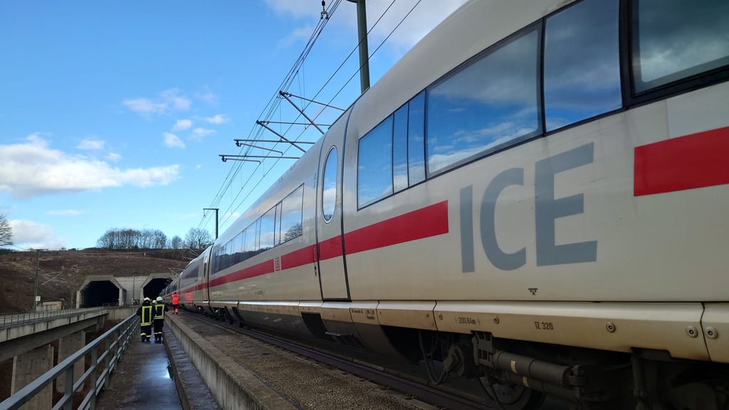 Nahe Saubach musste am Montag ein ICE einen Nothalt einlegen. Grund war ein Oberleitungsschaden. Der Zug wurde evakuiert. 
