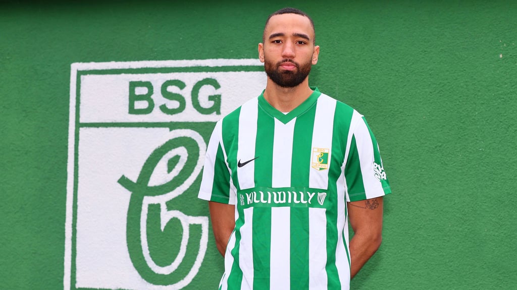 Cyrill Akono trägt jetzt das Grün-Weiß der BSG Chemie. 