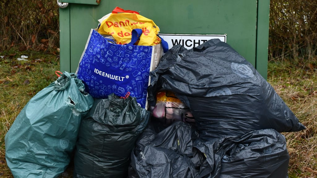 Säcke liegen an dem Altkleidercontainer am Breitenstein in Arendsee.