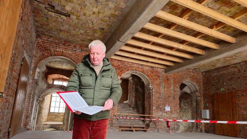 Dirk Herrmann studiert den Förderbescheid. Nun kann die Decke im Mittelteil des Ostflügels erneuert werden.