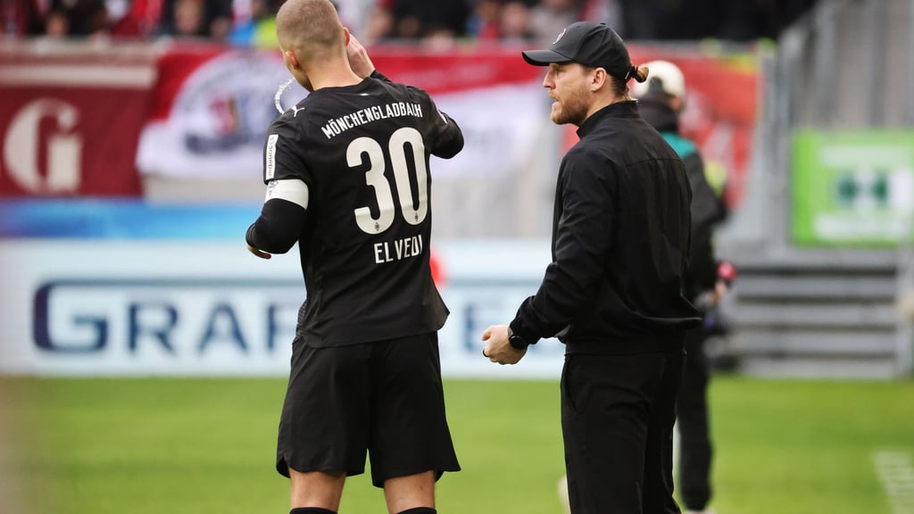 In der Krise: Trainer Eugen Polanski (r) spricht mit Nico Elvedi.