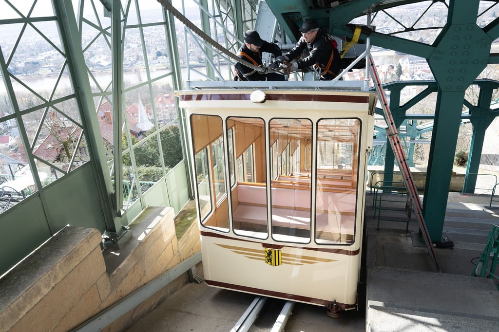 Die Frühjahrsrevision der Dresdner Schwebebahn hat begonnen.