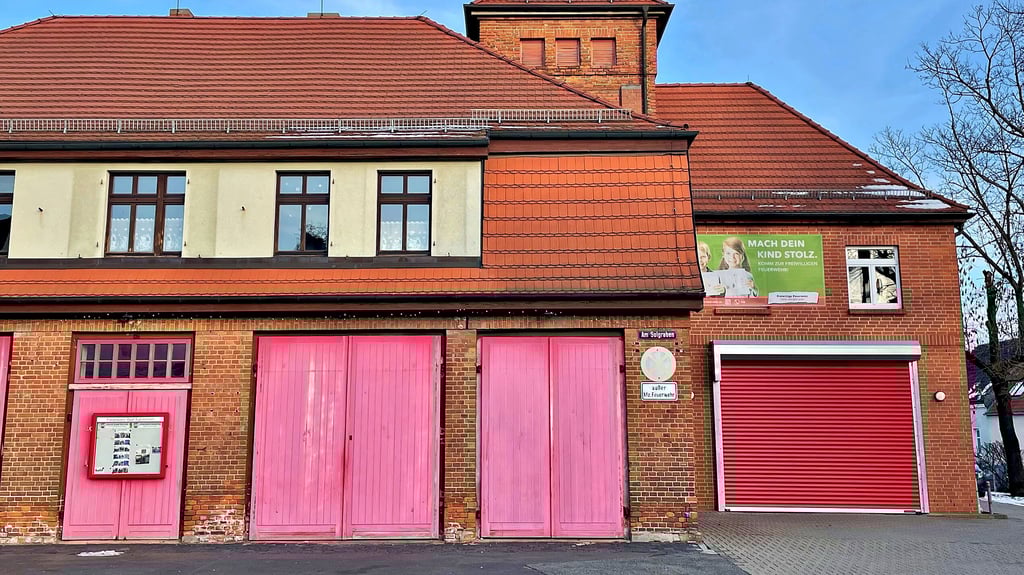 Die alten Tore und das neues Tor im Vergleich: Feuerwehrrot ist das längst nicht mehr, sondern mehr Shopping-Queen-Pink. 