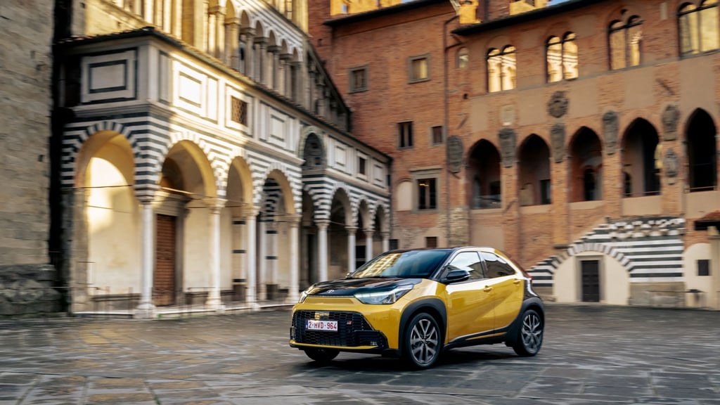 Schön in der Stadt: Der urbane Raum ist das angestammte Habitat des kleinen Aygo - doch auch woanders fühlt er sich nicht unwohl.