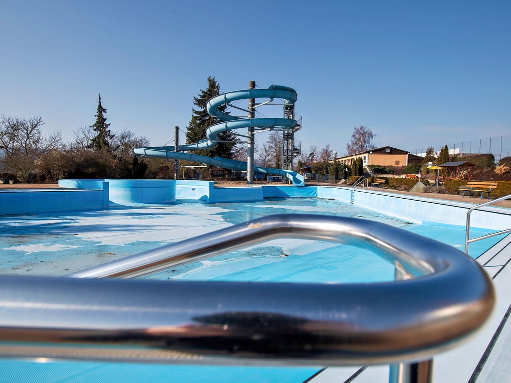 Das Becken noch ohne Wasser, die Rutsche ohne Besucher. Im Freibad Nebra herrscht derzeit Winterruhe. Vor der neuen Saison steht indes noch eine große Veränderung an. 