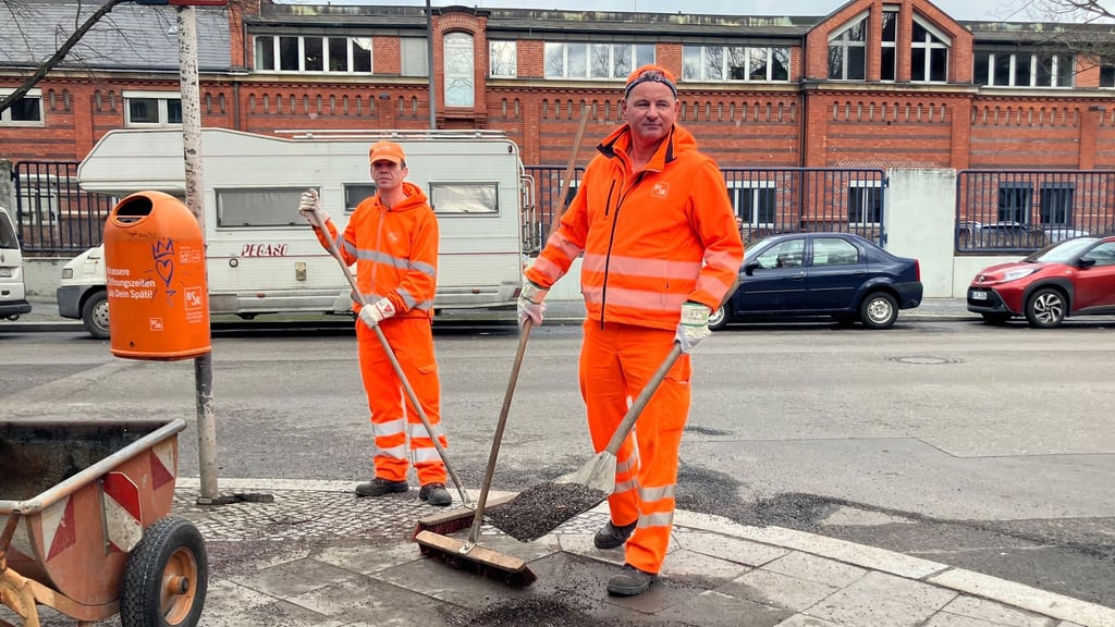 Noch liegt auf vielen Berliner Gehwegen Streusplitt.