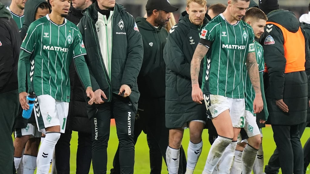 Niedergeschlagen: Werder Bremen nach dem 1:2 bei Tabellennachbar FC St. Pauli.