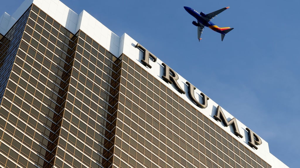 Der „Trump“-Schriftzug prangt an einem Hotel in Las Vegas - an der australischen Gold Coast könnte ein ähnliches Projekt entstehen. (Symbolbild)