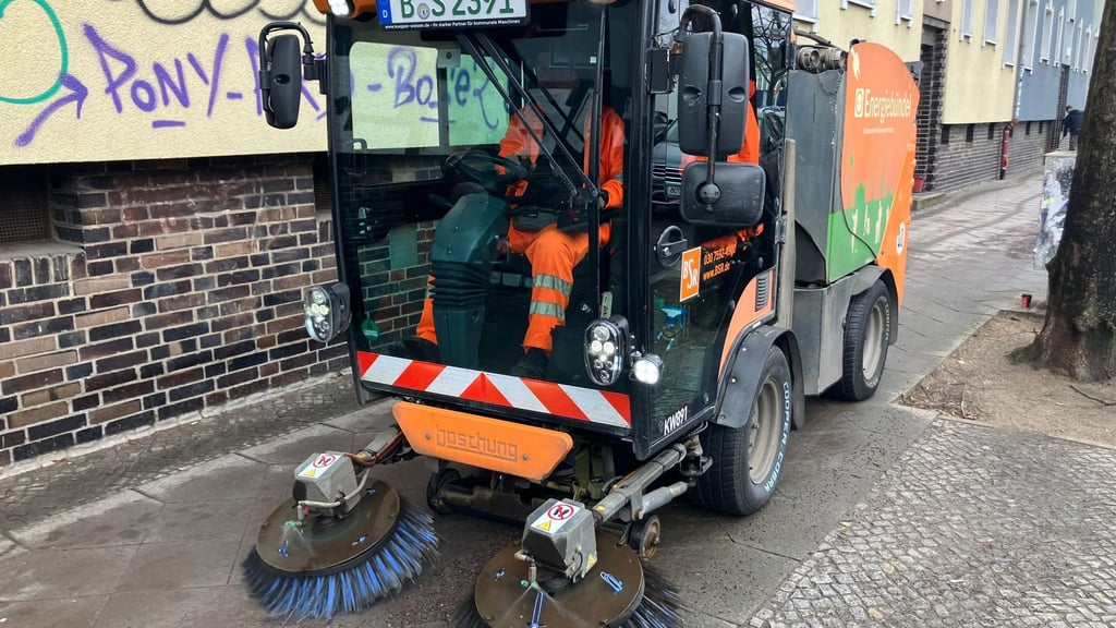 Die Berliner Stadtreinigung (BSR) will in den kommenden Wochen den Streusplitt beseitigen.