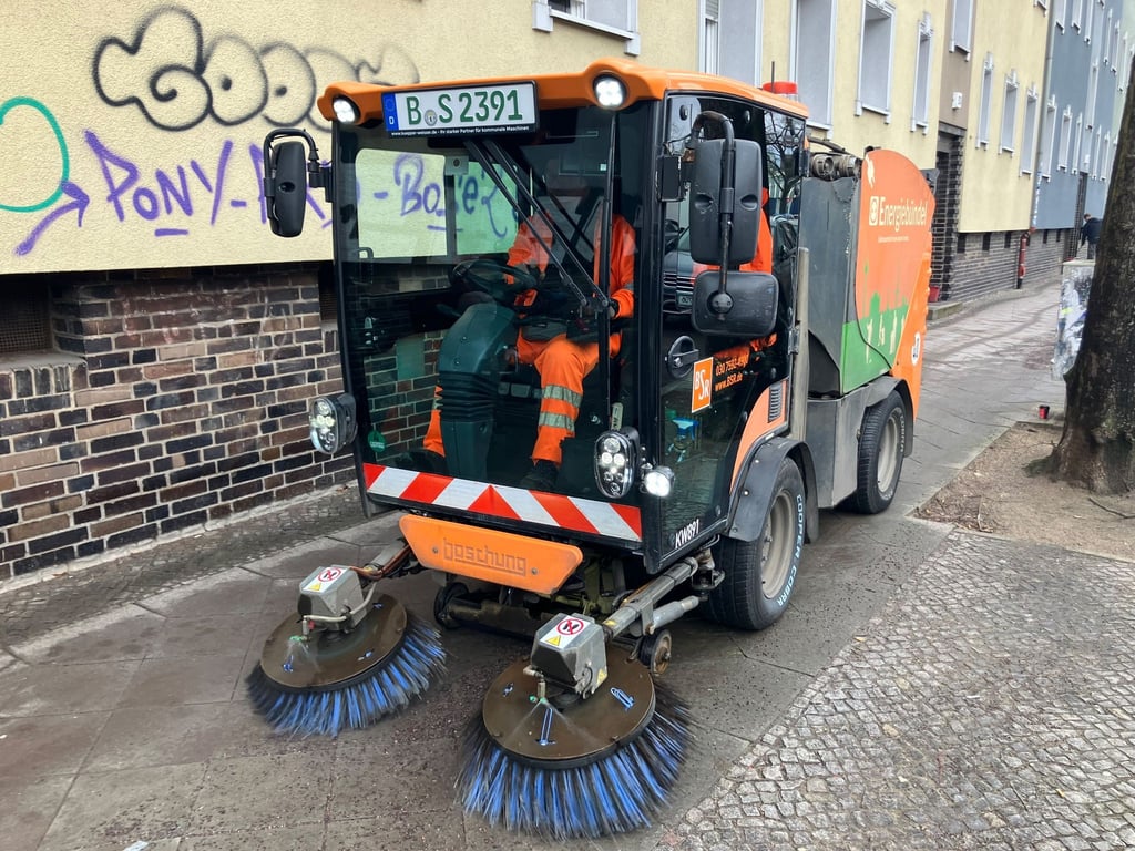 Die Berliner Stadtreinigung (BSR) will in den kommenden Wochen den Streusplitt beseitigen.