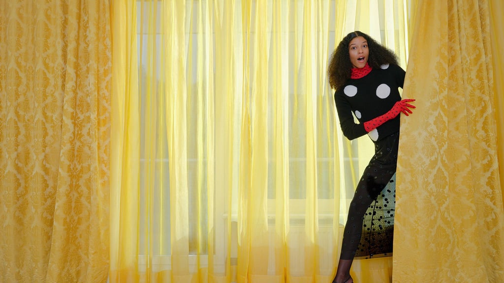 Punkten immer noch: Polka Dots sind ein Dauerbrenner. Hier zu sehen bei Max & Co. (rotes Shirt und Handschuhe ca. 135 Euro, Pullover ca. 189 Euro, Tüll-Jersey-Rock ca. 169 Euro, Pumps ca. 265 Euro).