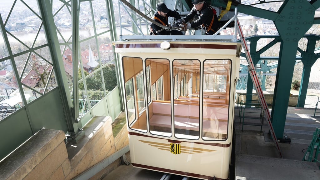 Die Frühjahrsrevision der Dresdner Schwebebahn hat begonnen.